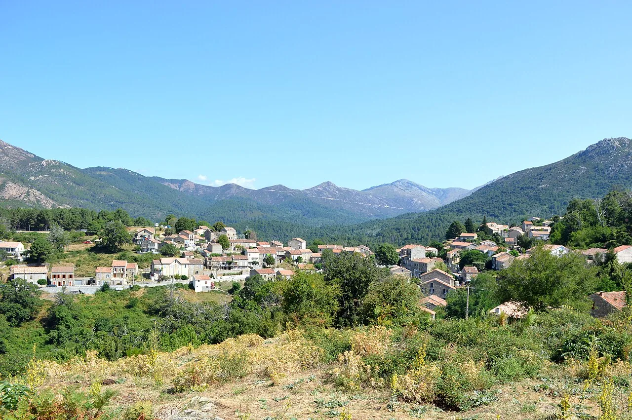 Vue générale du village d’Aullène dans les montagnes corses